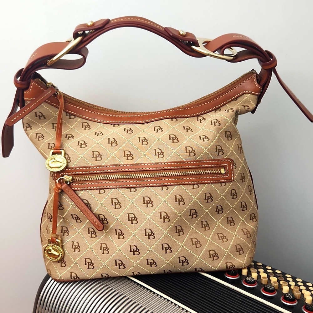 GORGEOUS DOONEY & BOURKE BROWN/TAN SIGNATURE CANVAS BUCKET BAG W/LEATHER STRAP